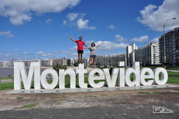 Em dia de sol, de volta ao letreiro de Montevideo, no Uruguai, na praia de Pocitos